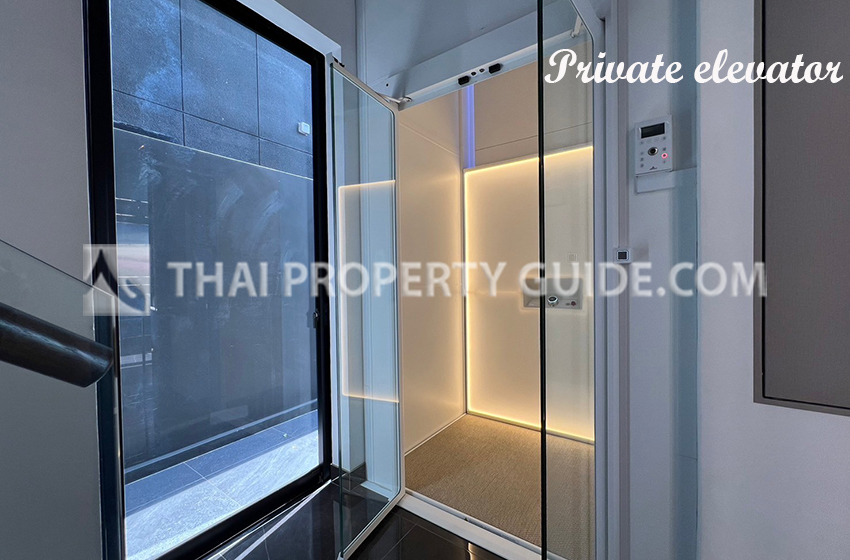 House with Private Pool in Srinakarin 